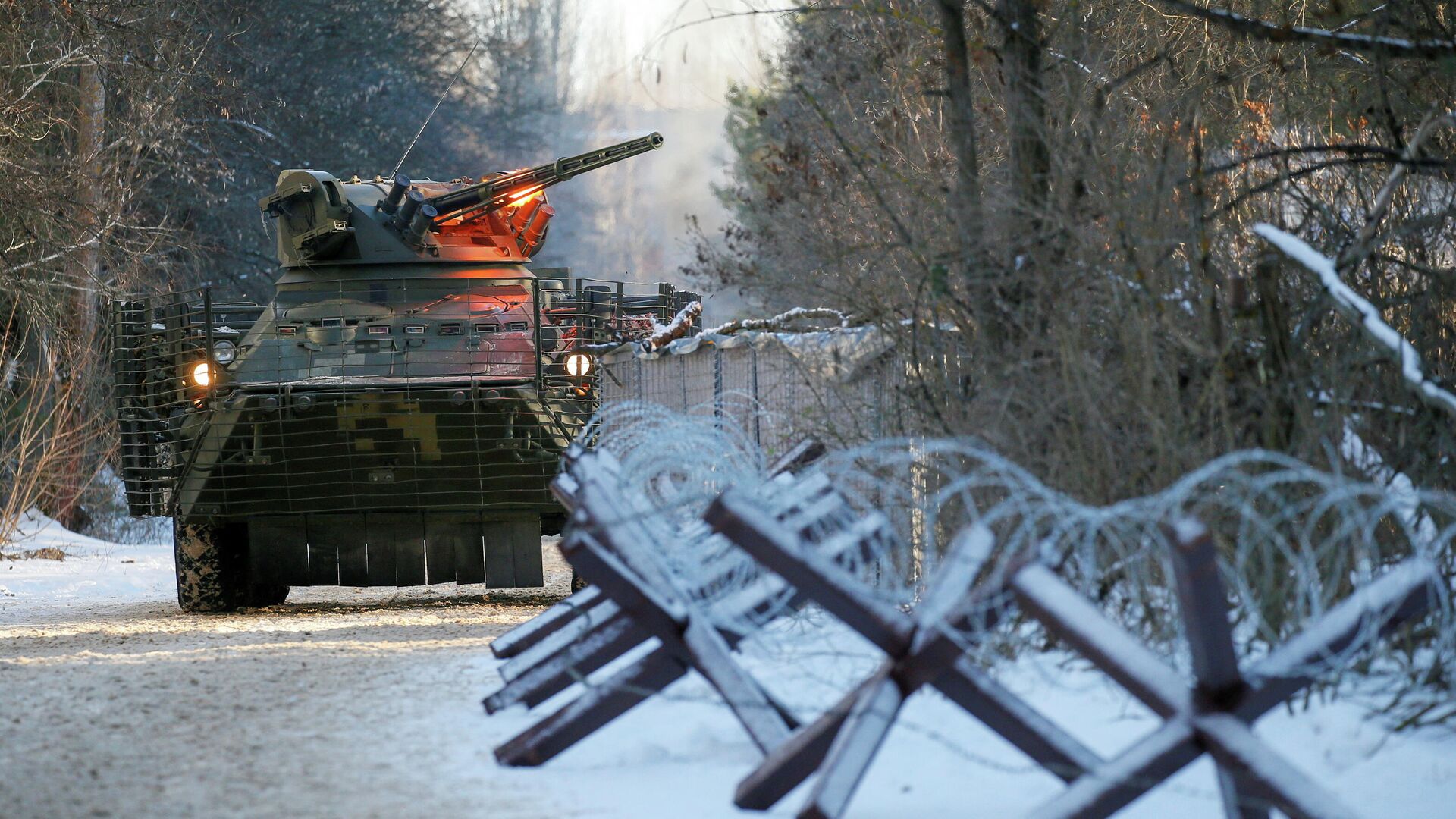 An armoured personnel carrier is seen during tactical exercises, which are conducted by the Ukrainian National Guard, Armed Forces, special operations units and simulate a crisis situation in an urban settlement, in the abandoned city of Pripyat near the Chernobyl Nuclear Power Plant, Ukraine February 4, 2022. - Sputnik International, 1920, 13.02.2022