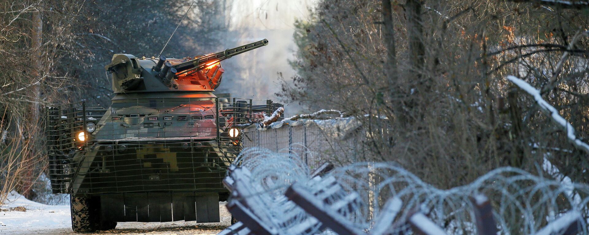 An armoured personnel carrier is seen during tactical exercises, which are conducted by the Ukrainian National Guard, Armed Forces, special operations units and simulate a crisis situation in an urban settlement, in the abandoned city of Pripyat near the Chernobyl Nuclear Power Plant, Ukraine February 4, 2022. - Sputnik International, 1920, 13.02.2022