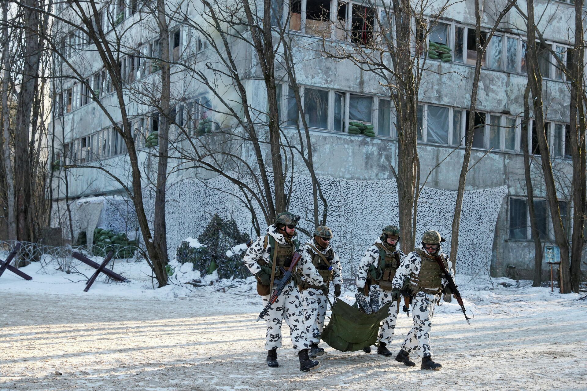 Service members take part in tactical exercises, which are conducted by the Ukrainian National Guard, Armed Forces, special operations units and simulate a crisis situation in an urban settlement, in the abandoned city of Pripyat near the Chernobyl Nuclear Power Plant, Ukraine February 4, 2022. - Sputnik International, 1920, 04.02.2022