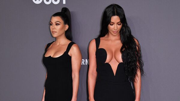 US media personalities Kourtney Kardashian (L) and sister Kim Kardashian West arrive to attend the amfAR Gala New York at Cipriani Wall Street in New York City on February 6, 2019. - Sputnik International