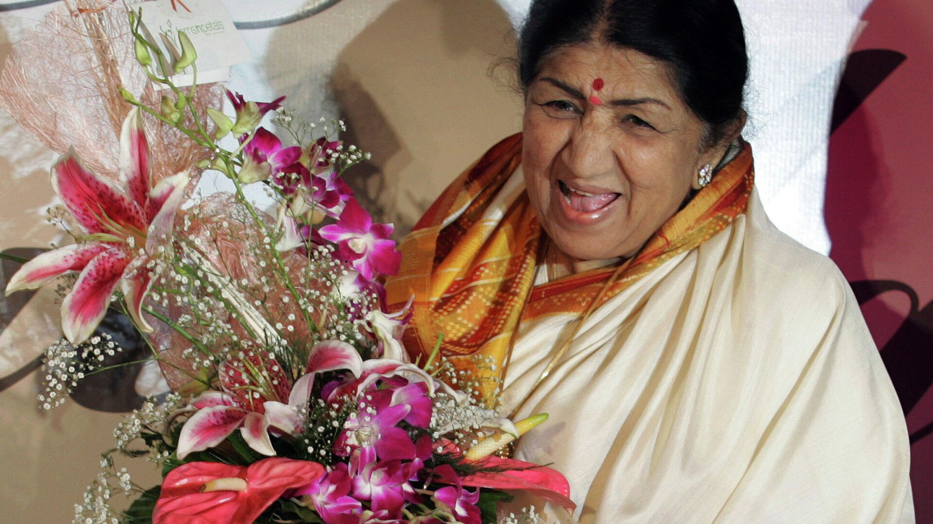 Singer Lata Mangeshkar laughs at the launch of her hindi music album 'Saadgi' or Simplicity, on World Music Day, in Mumbai, India, Thursday, June 21, 2007. Mangeshkar has released a music album after a gap of 17 years.  - Sputnik International, 1920, 06.02.2022