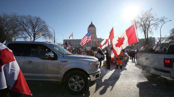 Transport trucks, pick-ups and tractors, block traffic in front of the Manitoba Legislative Building as truckers and their supporters continue to protest coronavirus disease (COVID-19) vaccine mandates, in Winnipeg, Manitoba, Canada, February 4, 2022. - Sputnik International