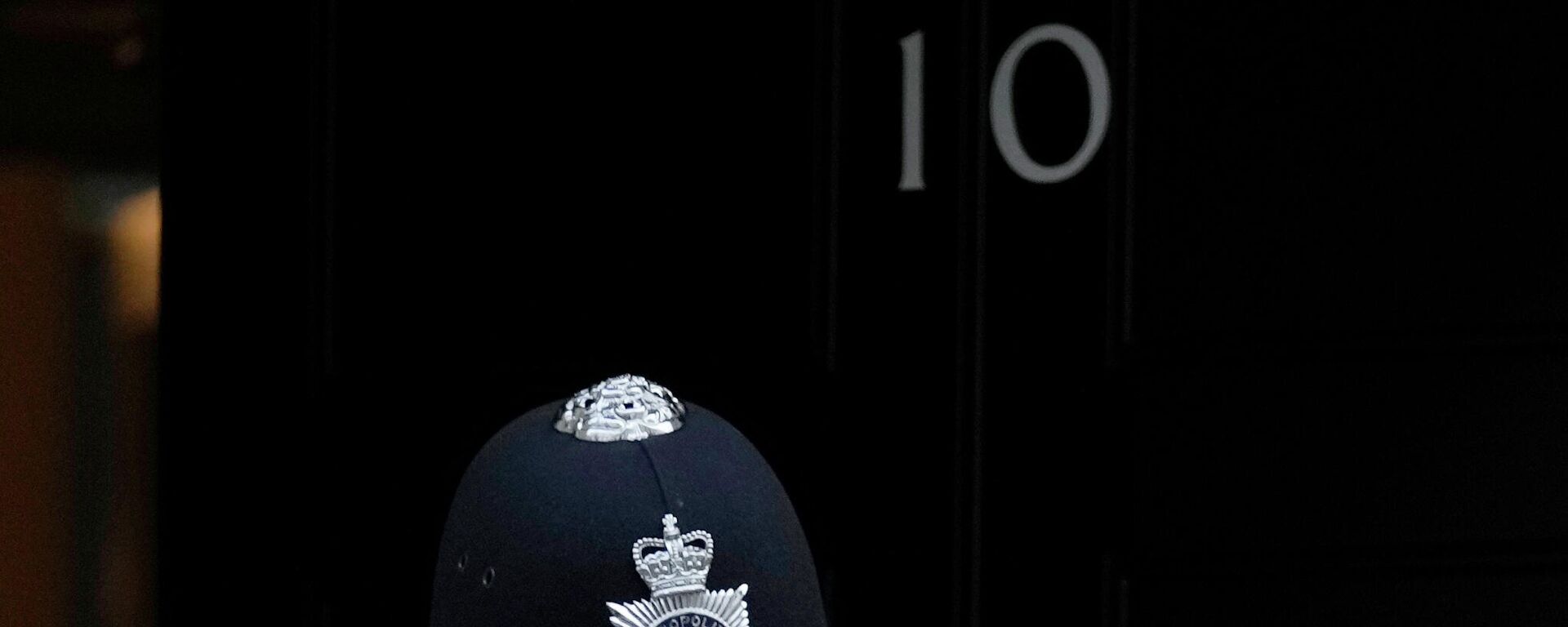 One of the police officers guarding Downing Street leaves 10 Downing Street the official home of the British Prime Minister in London, Wednesday, Feb. 2, 2022.  - Sputnik International, 1920, 22.06.2026