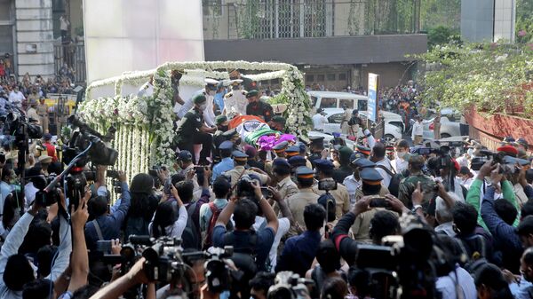 Military officers carry the body of Indian singer Lata Mangeshkar wrapped in the national flag for her funeral in Mumbai, India - Sputnik International