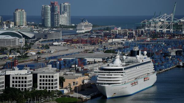 The Crystal Serenity cruise ship sits docked as the Carnival Sunrise, top, leaves port, Monday, Oct. 18, 2021, in Miami.(AP Photo/Rebecca Blackwell) - Sputnik International