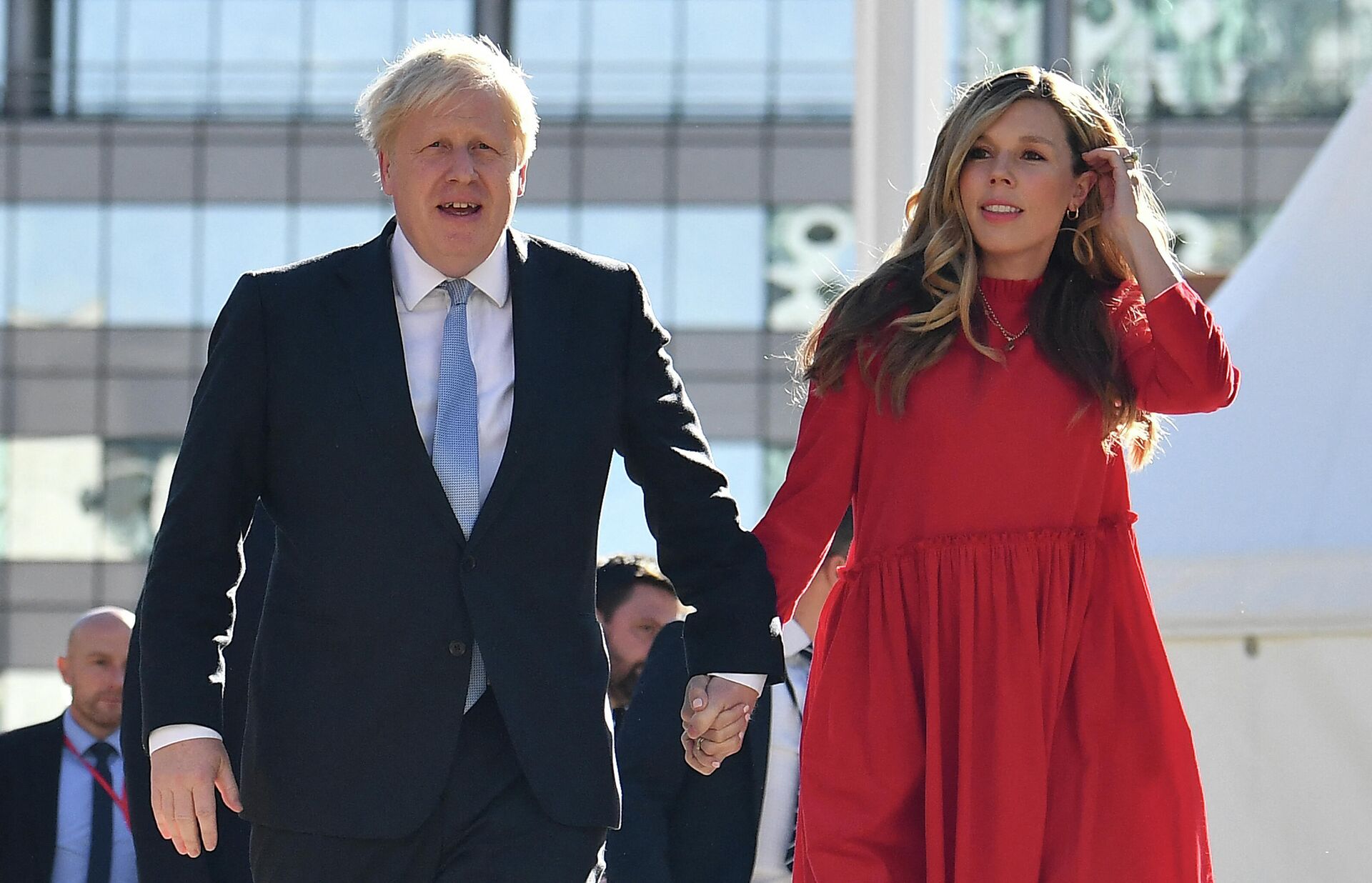 Britain's Prime Minister Boris Johnson (L) and his wife Carrie (R) arrive at the Manchester Central convention centre ahead of his keynote speech on the final day of the annual Conservative Party Conference in Manchester, northwest England, on October 6, 2021 - Sputnik International, 1920, 07.02.2022