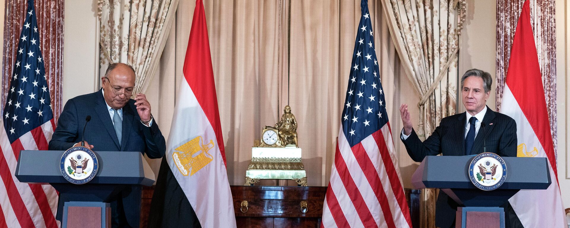 Secretary of State Antony Blinken, right, gestures, to Egyptian Foreign Minister Sameh Shoukry during a U.S.-Egypt strategic dialogue at the State Department, Monday, Nov. 8, 2021, in Washington. - Sputnik International, 1920, 07.02.2022