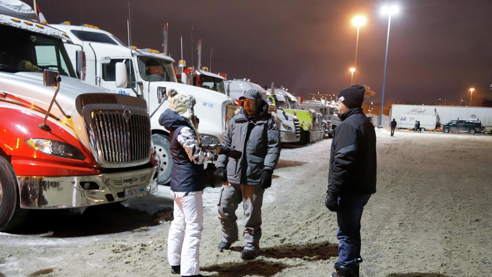 Truckers and supporters continue to protest against COVID-19 vaccine mandates in Ottawa - Sputnik International, 1920, 07.02.2022