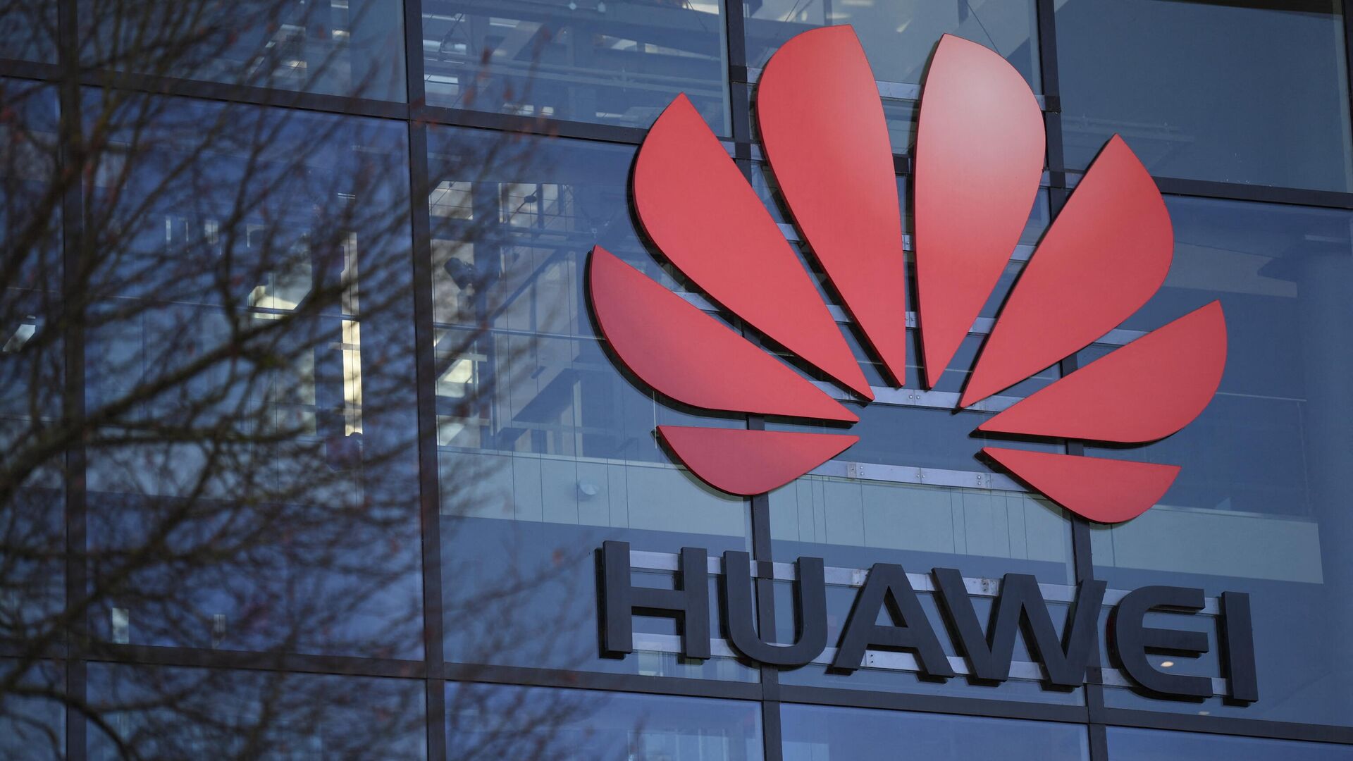 A photograph shows the logo of Chinese company Huawei at their main UK offices in Reading, west of London, on January 28, 2020 - Sputnik International, 1920, 08.02.2022