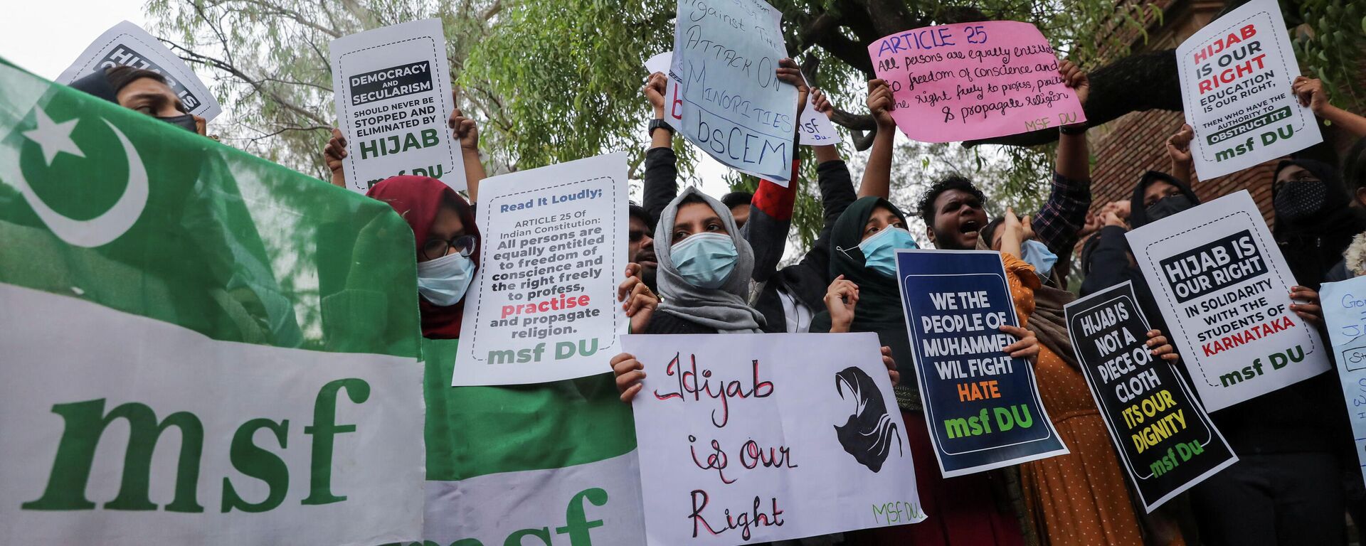 Muslim students and members of Muslim Students Federation (MSF) protest against the recent hijab ban in few of Karnataka’s colleges, in New Delhi, India, February 8, 2022 - Sputnik International, 1920, 08.02.2022