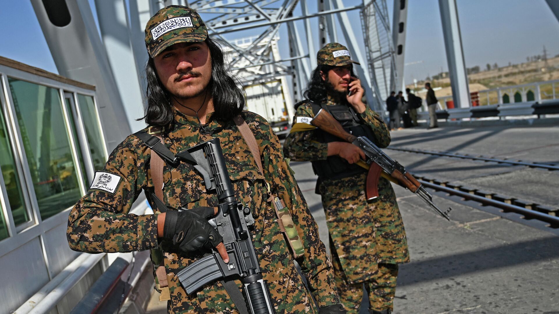 This picture taken on October 27, 2021 shows Taliban border security guards standing at the Afghanistan-Uzbekistan Friendship Bridge in Hairatan, about 82 kms north of Mazar-i-Sharif - Sputnik International, 1920, 08.02.2022