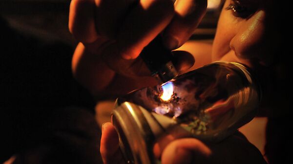 Crack smoking in Brasília — If you don't have a pipe, do it with a can. - Sputnik International