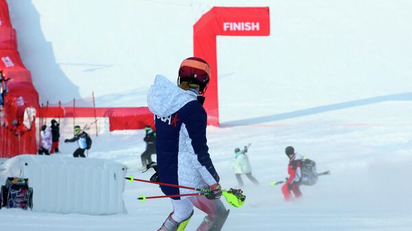 Mikaela Shiffrin of the United States looks down at the finish line after not finishing her run, February 9, 2022 - Sputnik International
