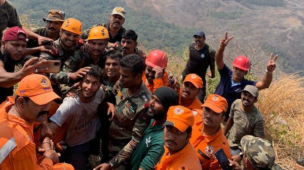  Babu, the youth trapped in a steep gorge in Malampuzha mountains in Palakkad, Kerala has now been rescued - Sputnik International