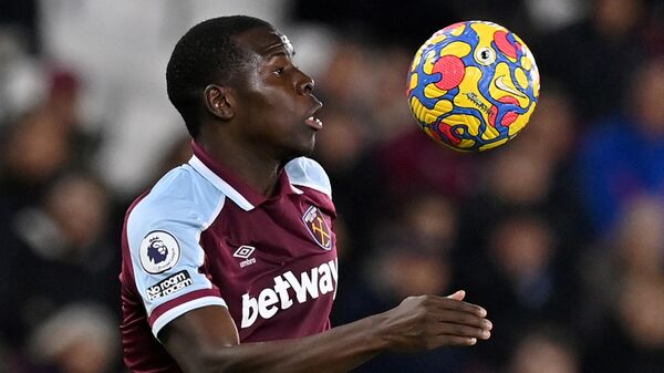 West Ham United's French defender Kurt Zouma controls the ball during the English Premier League football match between West Ham and Watford at the London Stadium, in London on February 8, 2022. - Sputnik International
