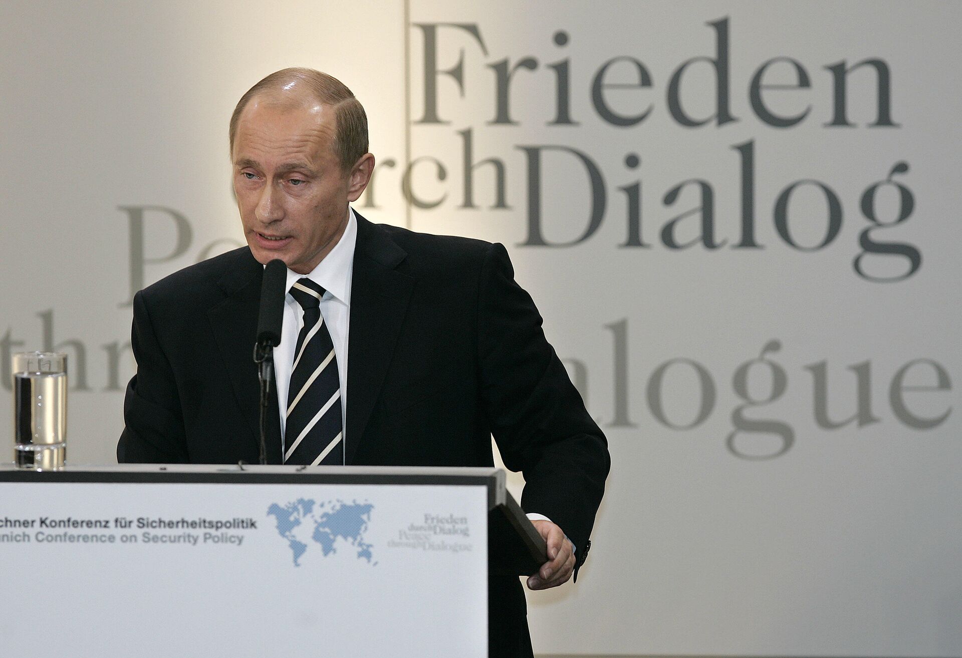 Russia's President Vladimir Putin delivers his speech at the Security Conference in Munich, southern Germany, Saturday, Feb. 10, 2007 - Sputnik International, 1920, 31.12.2022