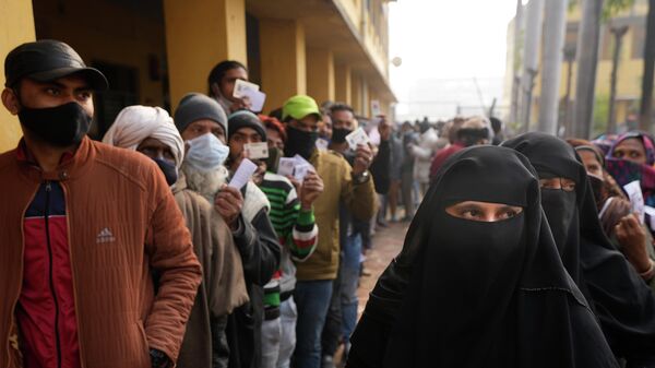 People line up to vote during the first phase of Uttar Pradesh state elections at a village near Meerut, India, Thursday, Feb. 10, 2022 - Sputnik International