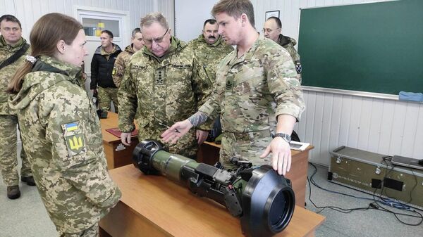 A British military instructor trains Ukrainian service members to use the next generation light anti-tank weapon, NLAW, supplied by Britain, in Lviv, Ukraine, in this handout picture released January 25, 2022 - Sputnik International