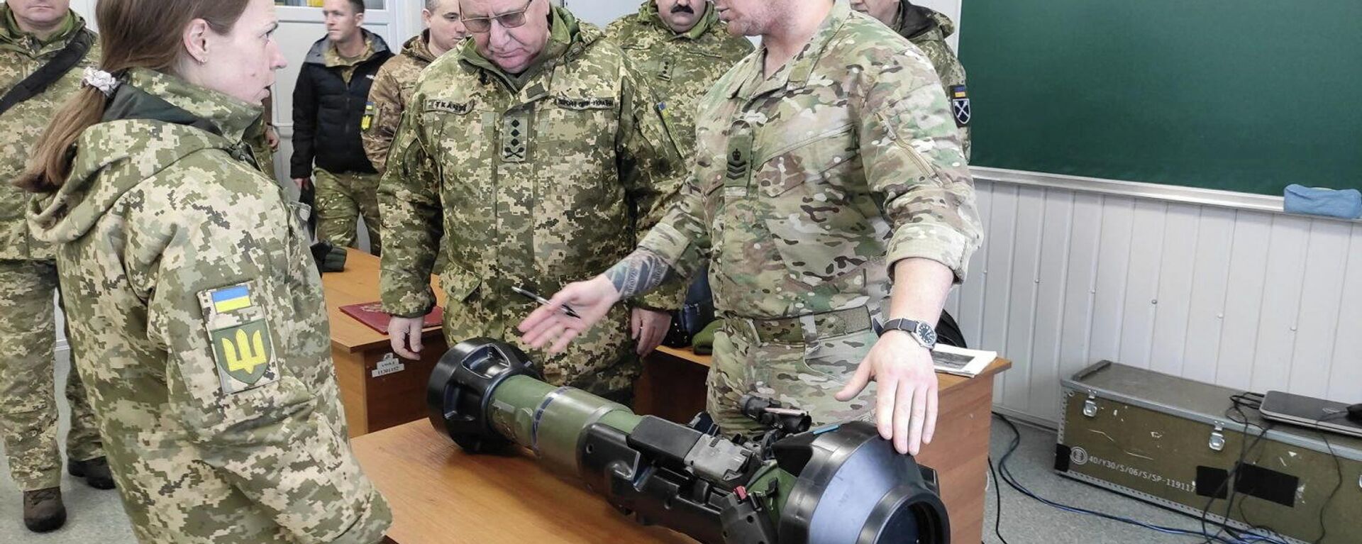 A British military instructor trains Ukrainian service members to use the next generation light anti-tank weapon, NLAW, supplied by Britain, in Lviv, Ukraine, in this handout picture released January 25, 2022 - Sputnik International, 1920, 28.02.2022
