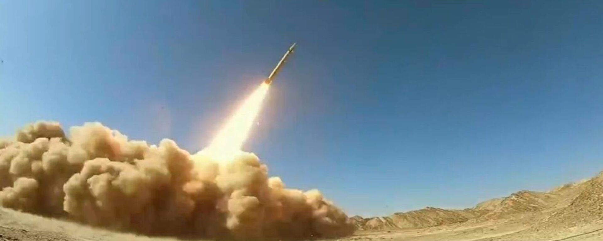 Iran’s newly unveiled Kheibarshekan (meaning Castle Buster) strategic missile can hit the targets within a range of 1,450 kilometers with pinpoint accuracy - Sputnik International, 1920, 10.02.2022