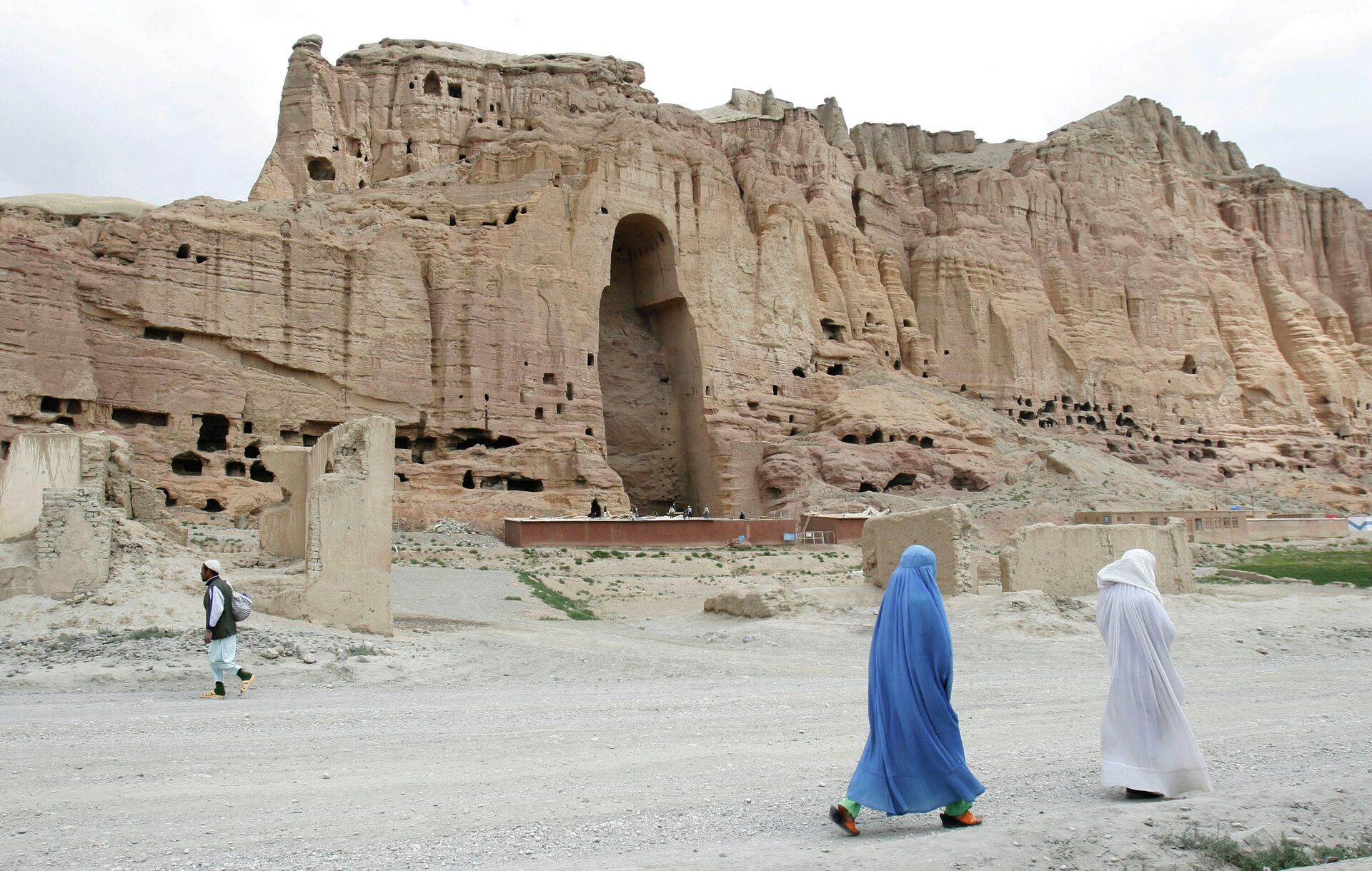 FILE - In this June 17, 2009 file photo, two women walk past the cliffs that once held giant Buddhas destroyed by the Taliban in 2001 in Bamiyan, central Afghanistan - Sputnik International, 1920, 10.02.2022