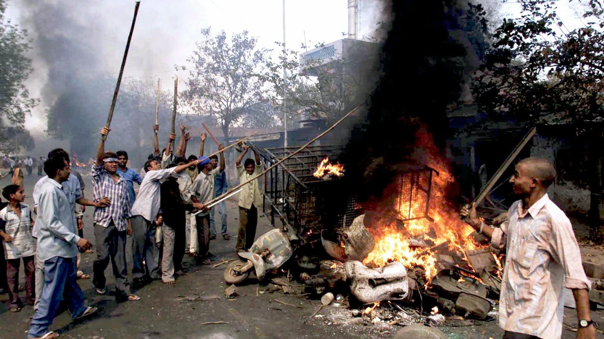 Youths burn vehicles and debris in the streets of Ahmadabad, in the Indian state of Gujarat, Thursday, Feb. 28, 2002, a day after a Muslim mob attacked a train, killing at least 58 people - Sputnik International, 1920, 10.02.2022