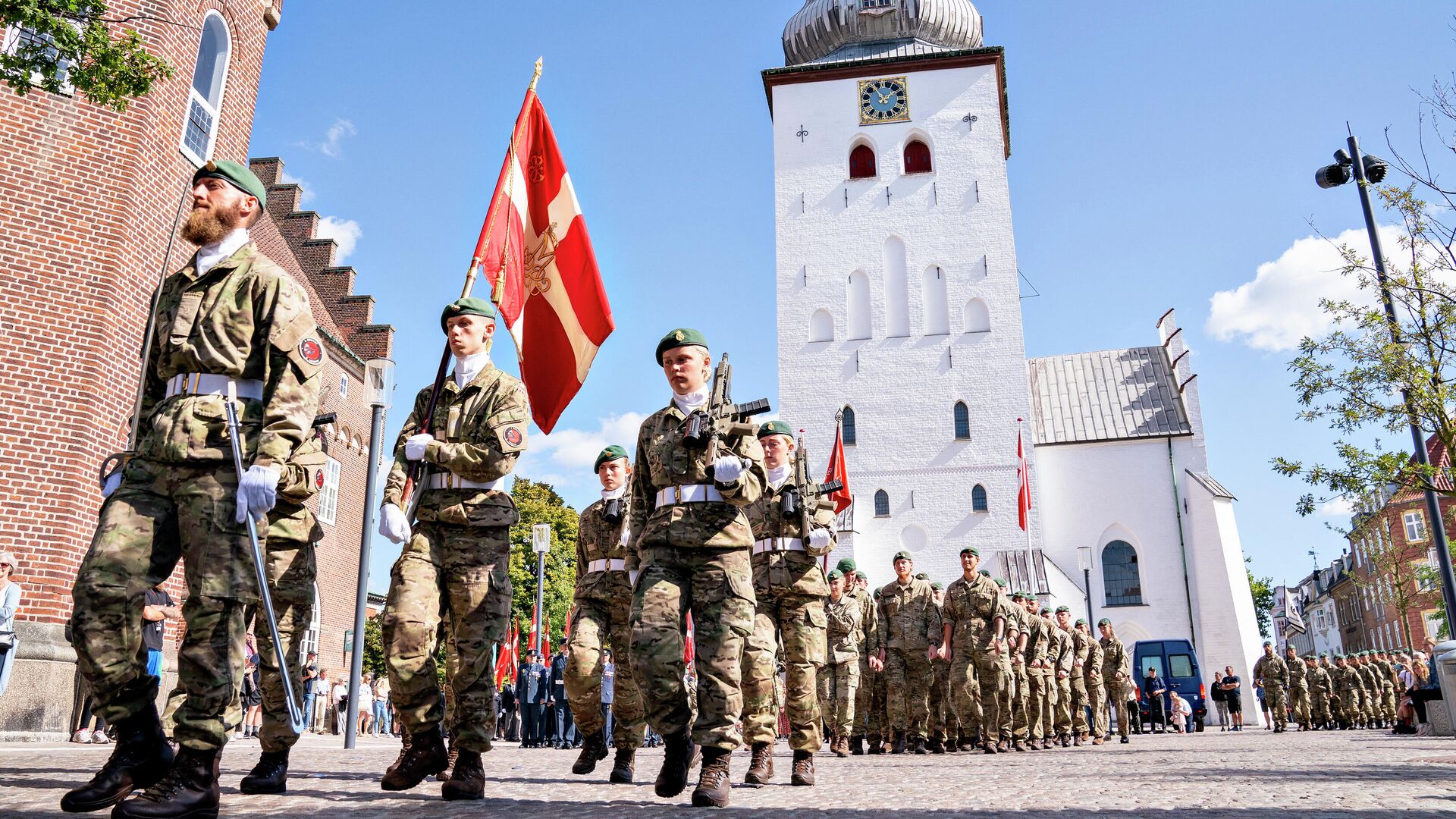 Soldiers carry the Danish flag (Dannebrog) as they parade through the city of Aalborg, Denmark, during the Flag Day for Denmark's emissaries, on September 5, 2021 - Sputnik International, 1920, 10.02.2022