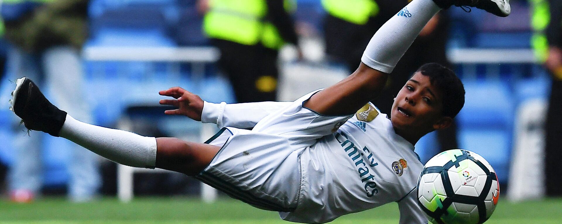 Cristiano Jr, son of Real Madrid's Portuguese forward Cristiano Ronaldo, kicks a ball at the end of the Spanish league football match between Real Madrid CF and Club Atletico de Madrid at the Santiago Bernabeu stadium in Madrid on April 8, 2018 - Sputnik International, 1920, 11.02.2022