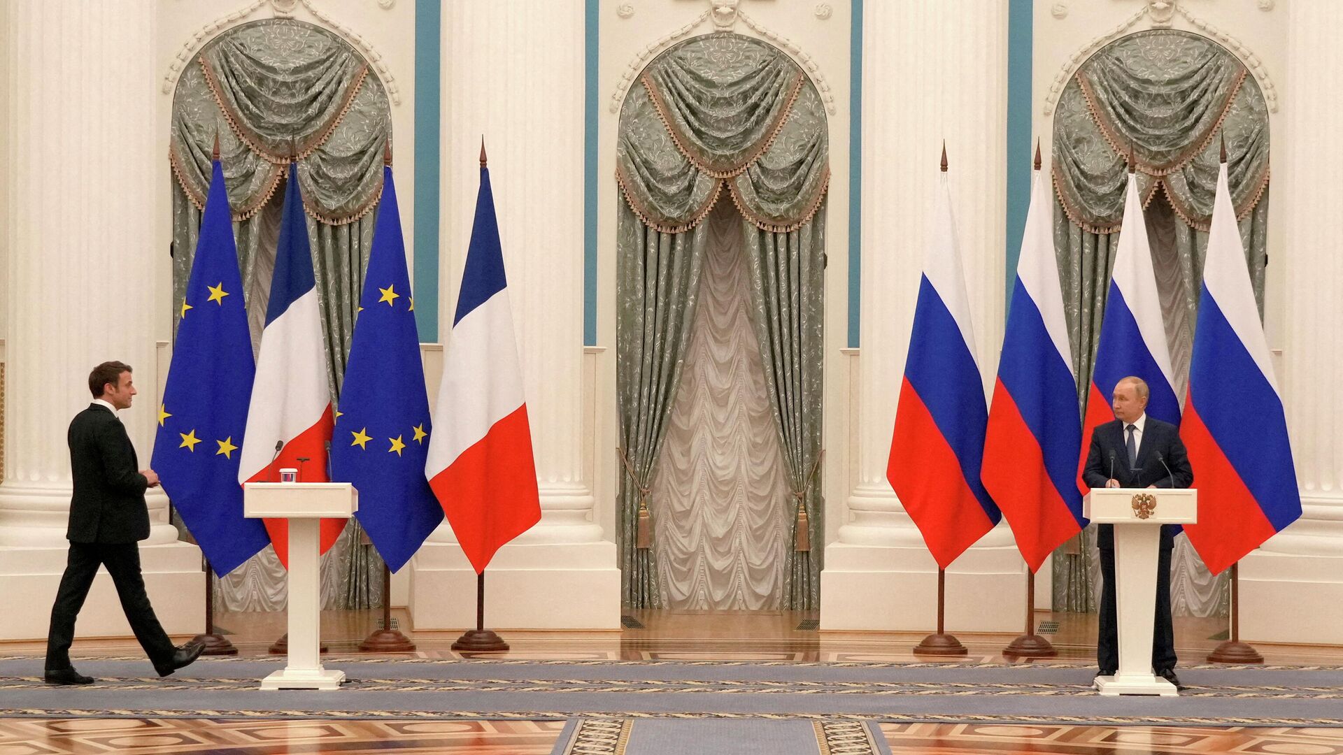 FILE PHOTO: Russian President Vladimir Putin watches French President Emmanuel Macron arriving for a press conference after their talks, in Moscow, Russia, February 7, 2022 - Sputnik International, 1920, 11.02.2022