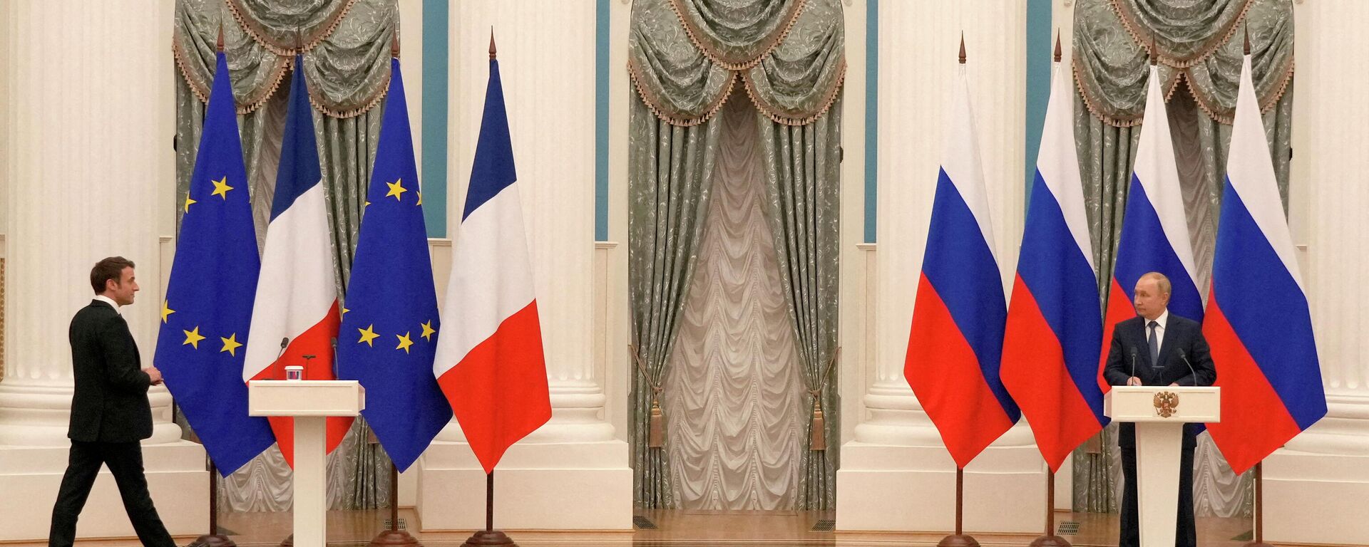 FILE PHOTO: Russian President Vladimir Putin watches French President Emmanuel Macron arriving for a press conference after their talks, in Moscow, Russia, February 7, 2022 - Sputnik International, 1920, 20.02.2022