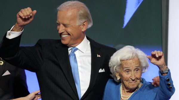 Democratic vice presidential nominee Sen. Joe Biden, D-Del., is joined by his mother, Jean, on stage after speaking at the Democratic National Convention in Denver, Wednesday, Aug. 27, 2008 - Sputnik International