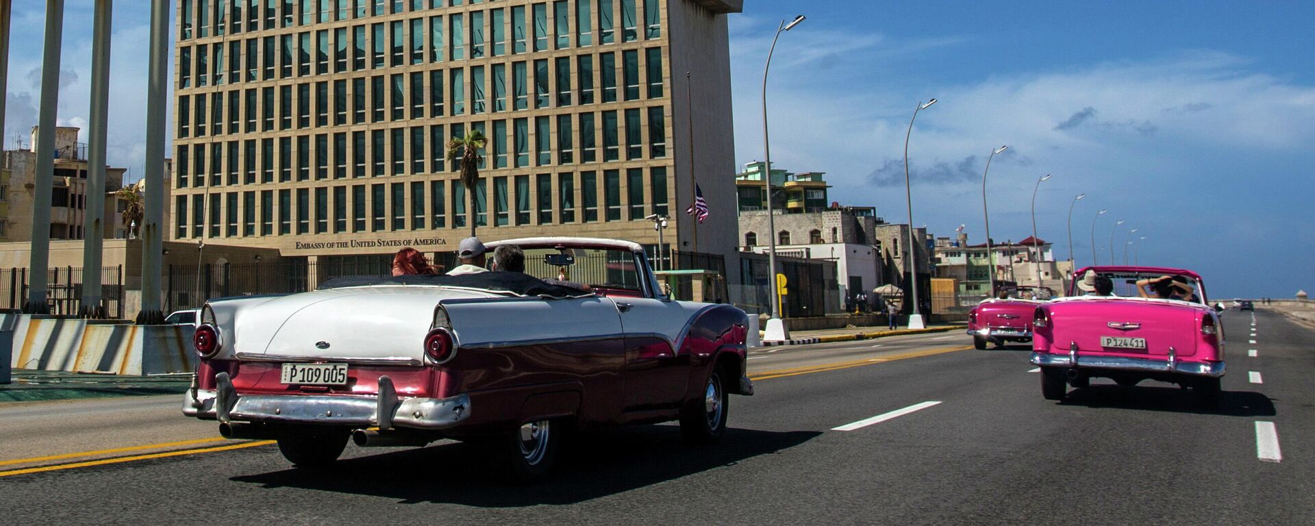 Tourists ride classic convertible cars on the Malecon beside the U.S. Embassy in Havana, Cuba, on Oct. 3, 2017 - Sputnik International, 1920, 04.03.2023