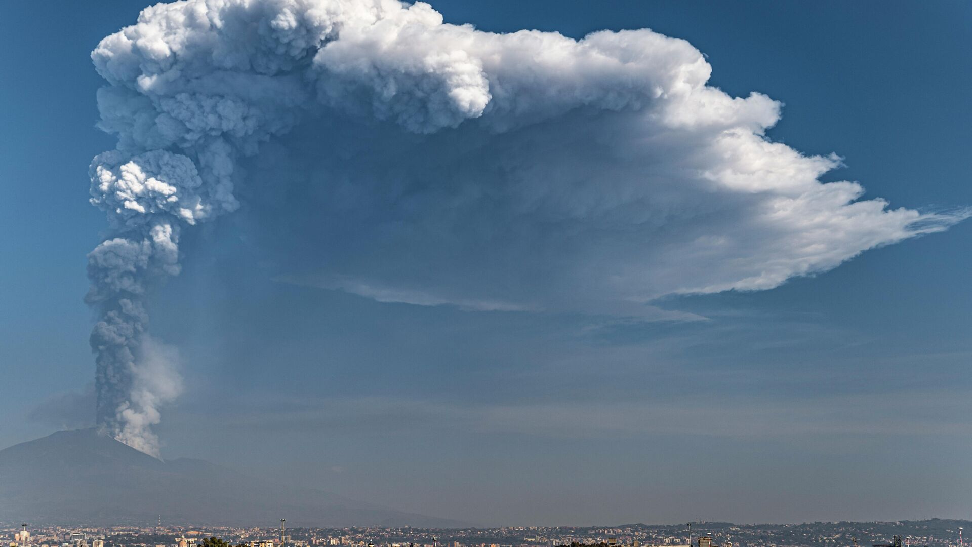Smoke billows from a crater of Mount Etna volcano, background, seen from Catania, southern Italy, Thursday, March 4, 2021. - Sputnik International, 1920, 22.05.2023