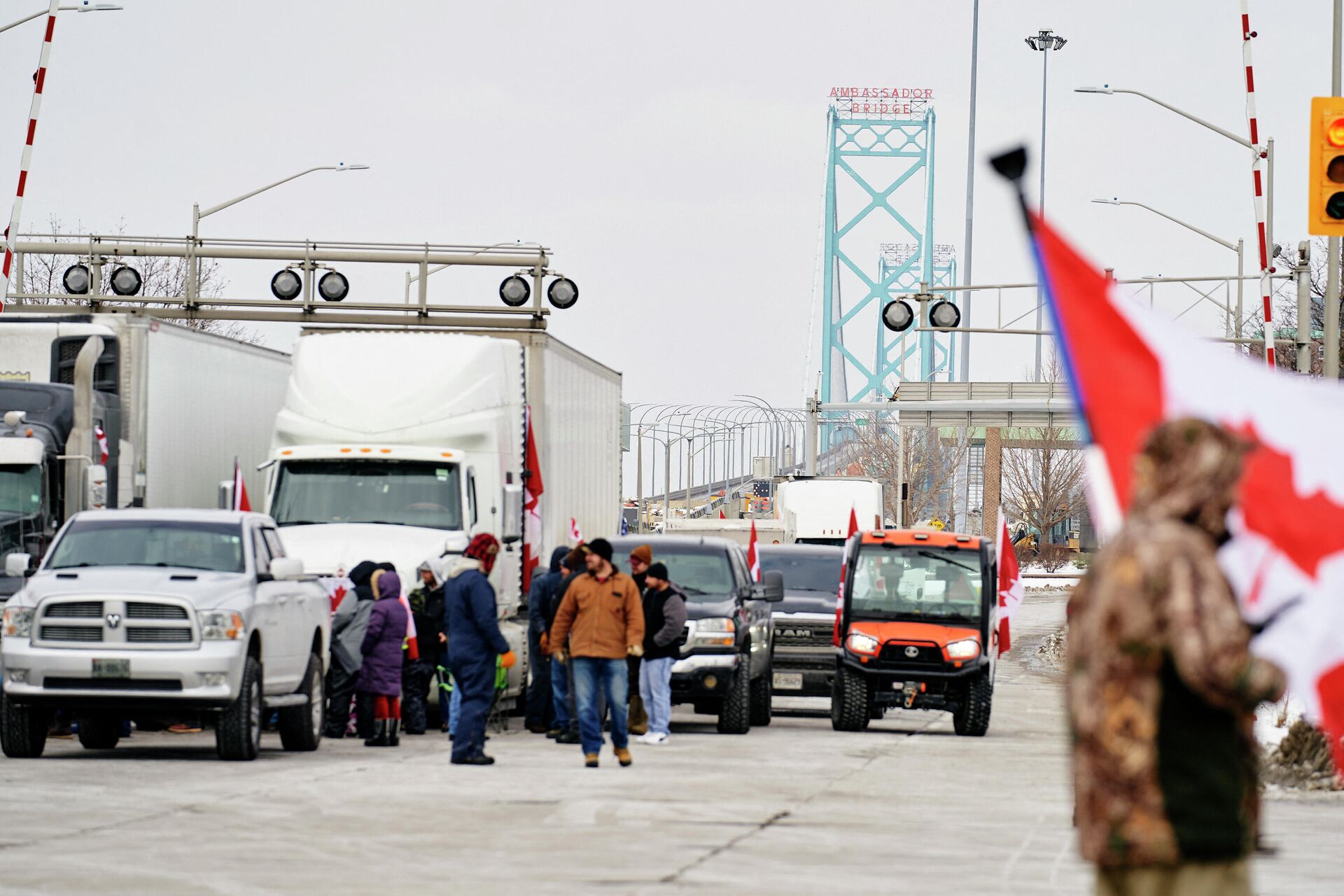 Supporters of the Truckers Convoy against the Covid-19 vaccine mandate block traffic in Canada bound lanes of the Ambassador Bridge border crossing, in Windsor, Ontario, on February 8, 2022. - Sputnik International, 1920, 26.09.2022