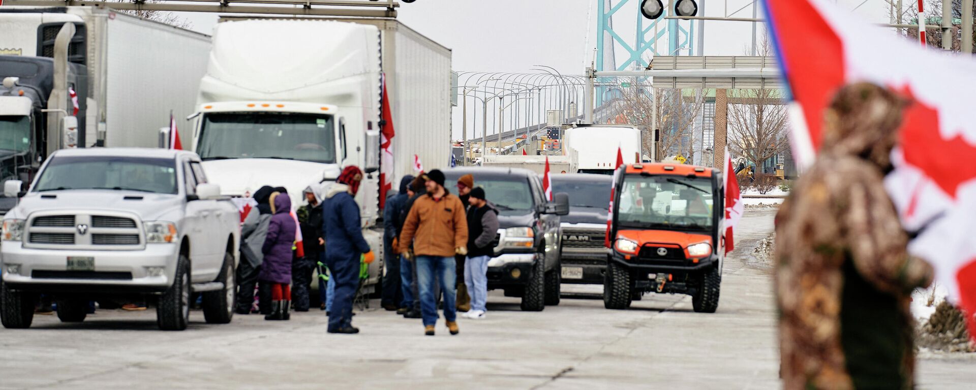 Supporters of the Truckers Convoy against the Covid-19 vaccine mandate block traffic in Canada bound lanes of the Ambassador Bridge border crossing, in Windsor, Ontario, on February 8, 2022. - Sputnik International, 1920, 11.02.2022