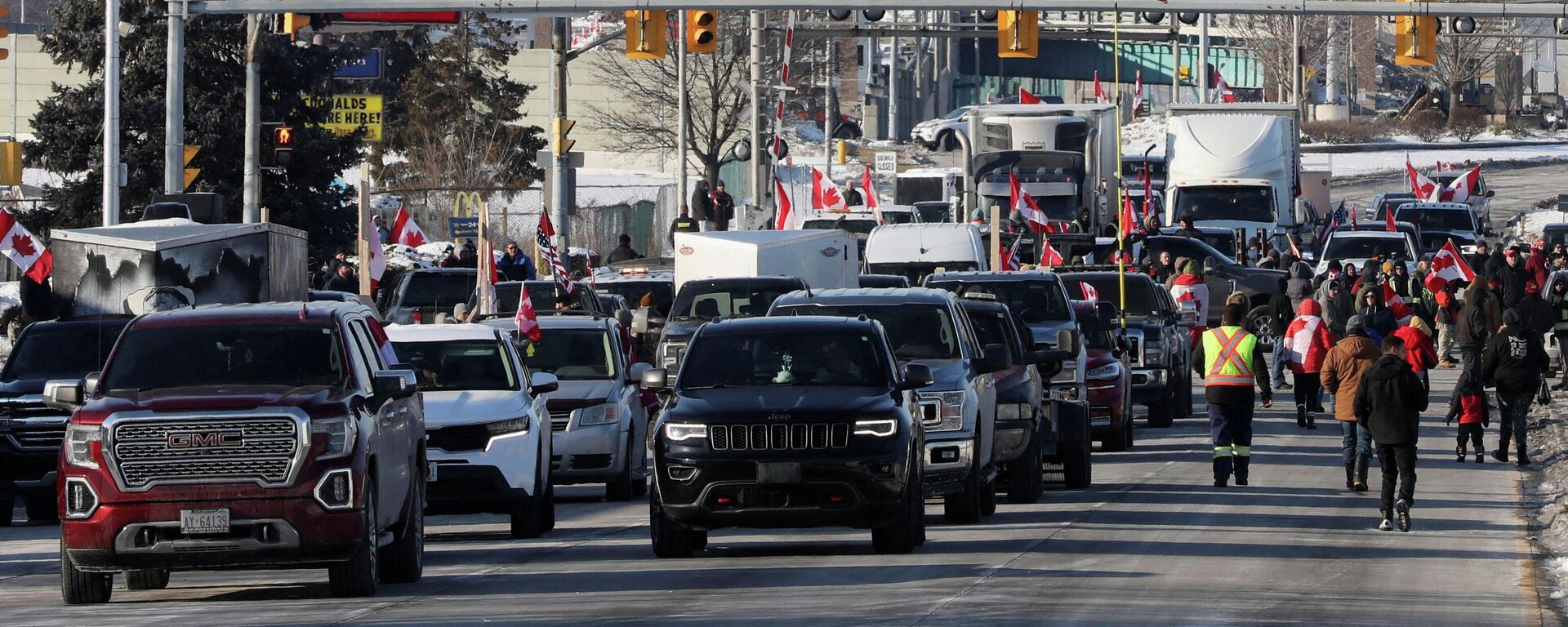 Vehicles block the route leading from the Ambassador Bridge, linking Detroit and Windsor, as truckers and their supporters continue to protest against the coronavirus disease (COVID-19) vaccine mandates, in Windsor, Ontario, Canada February 8, 2022.  - Sputnik International, 1920, 11.02.2022
