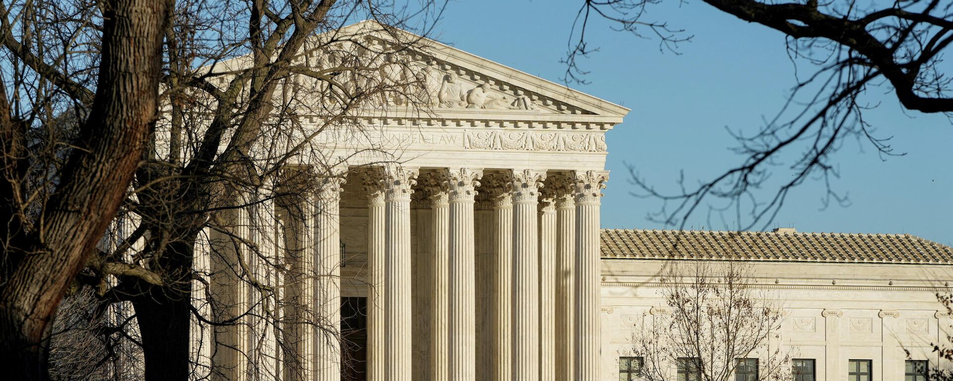 The U.S. Supreme Court stands in Washington, U.S., February 6, 2022. - Sputnik International, 1920, 04.03.2022