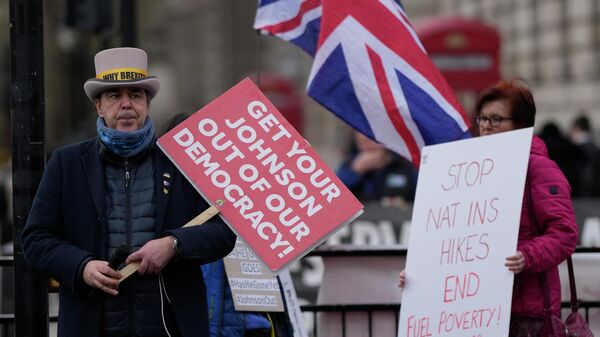 Activist Steve Bray protests outside Parliament as Britain's Prime Minister Boris Johnson has his weekly Prime Minister's Questions in the House of Commons in London, Wednesday, Feb. 2, 2022. - Sputnik International