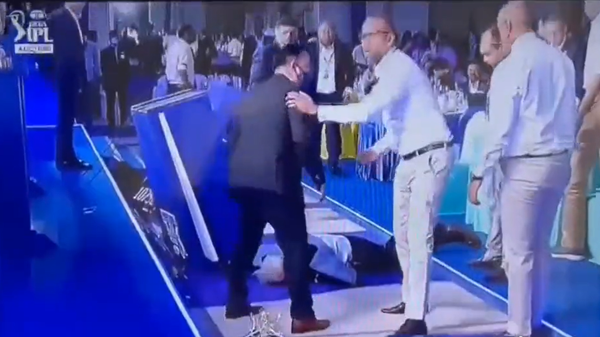 IPL auctioneer Hugh Edmeades collapsed on stage as he was hosting the competition's mega auction in Bengaluru on Saturday. - Sputnik International
