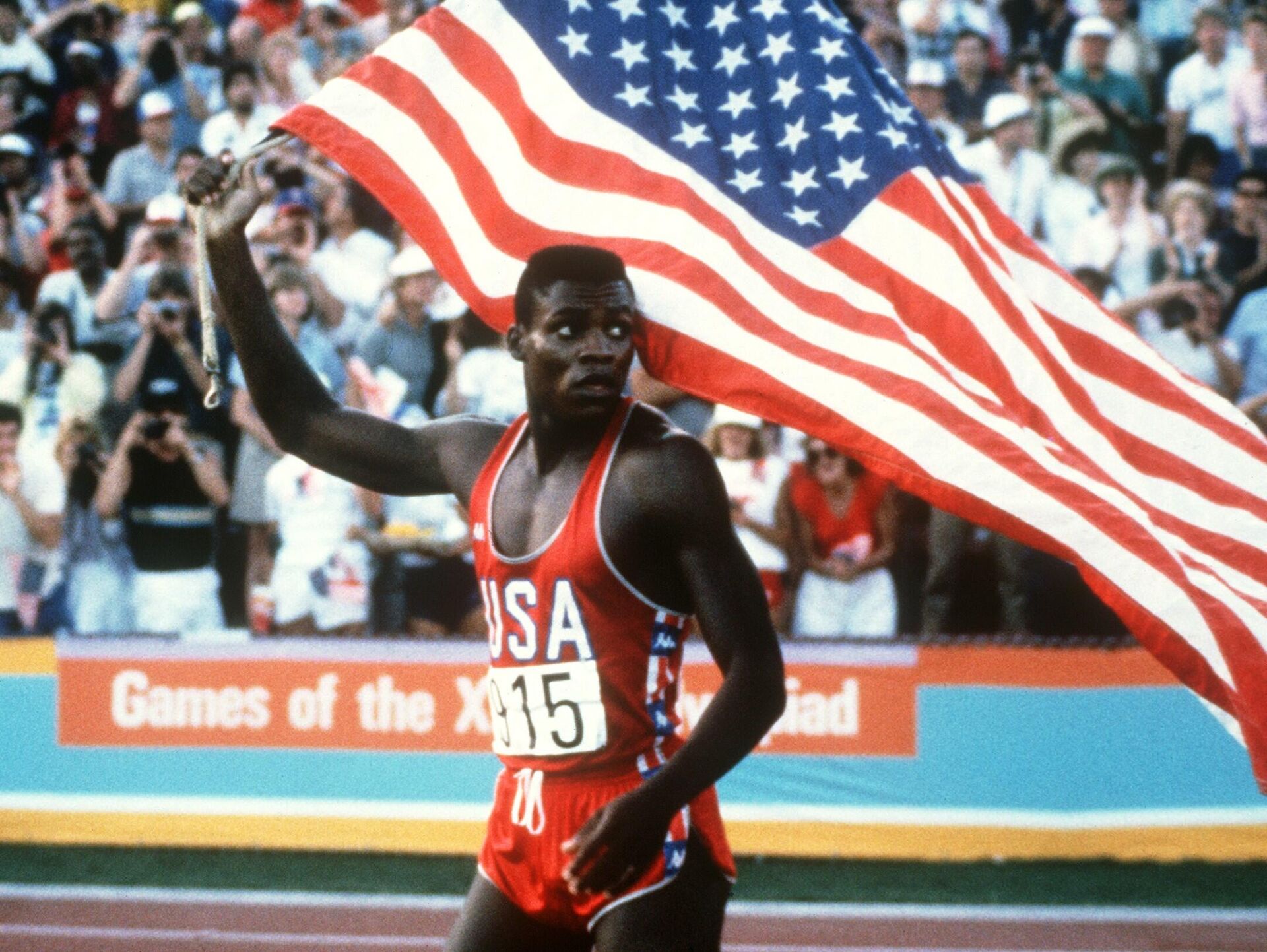 Carl Lewis Raises American Flag at 1984 LA Summer Olympics - Sputnik International, 1920, 13.02.2022