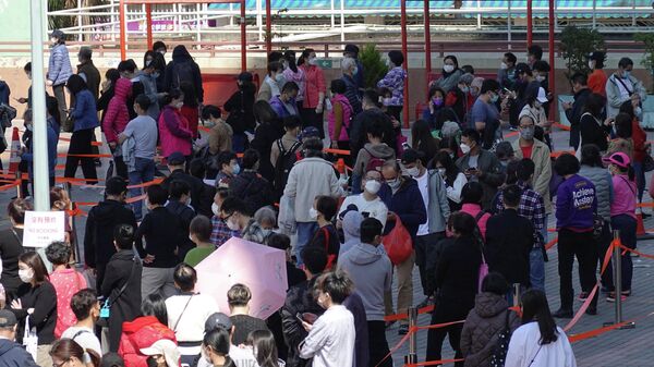 People line up at a makeshift testing site for the coronavirus disease (COVID-19) following the outbreak, in Hong Kong, China February 11, 2022. - Sputnik International