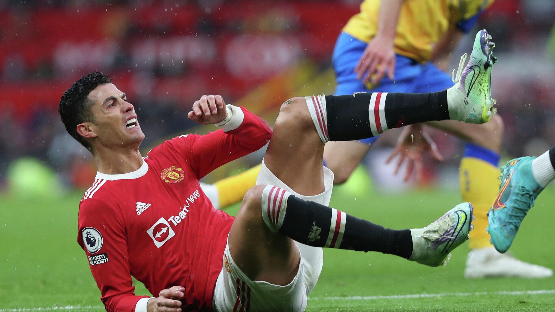 Manchester United's Cristiano Ronaldo reacts after sustaining an injury  - Sputnik International, 1920, 13.02.2022
