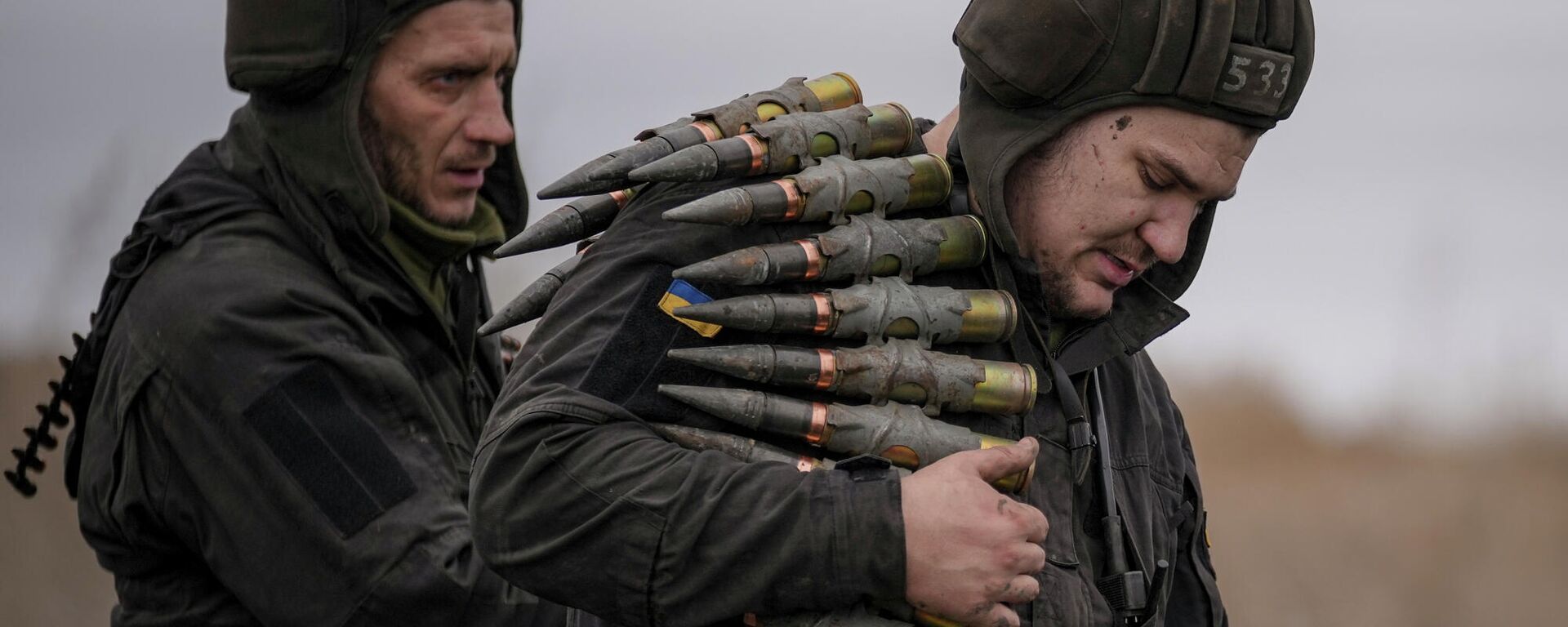 A Ukrainian serviceman carries large caliber ammunitions for armored fighting vehicles mounted weapons during an exercise in a Joint Forces Operation controlled area in the Donetsk region, eastern Ukraine, Feb. 10, 2022. - Sputnik International, 1920, 17.02.2023