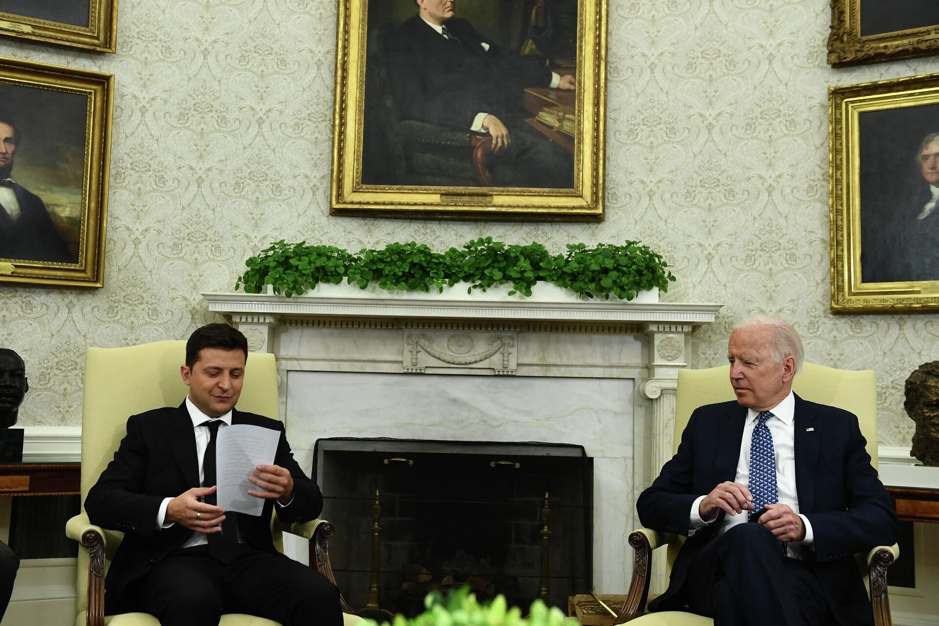 US President Joe Biden(R) meets with Ukraine's President Volodymyr Zelensky in the Oval Office of the White House, on September 1, 2021, in Washington, DC. - Sputnik International, 1920, 31.10.2022