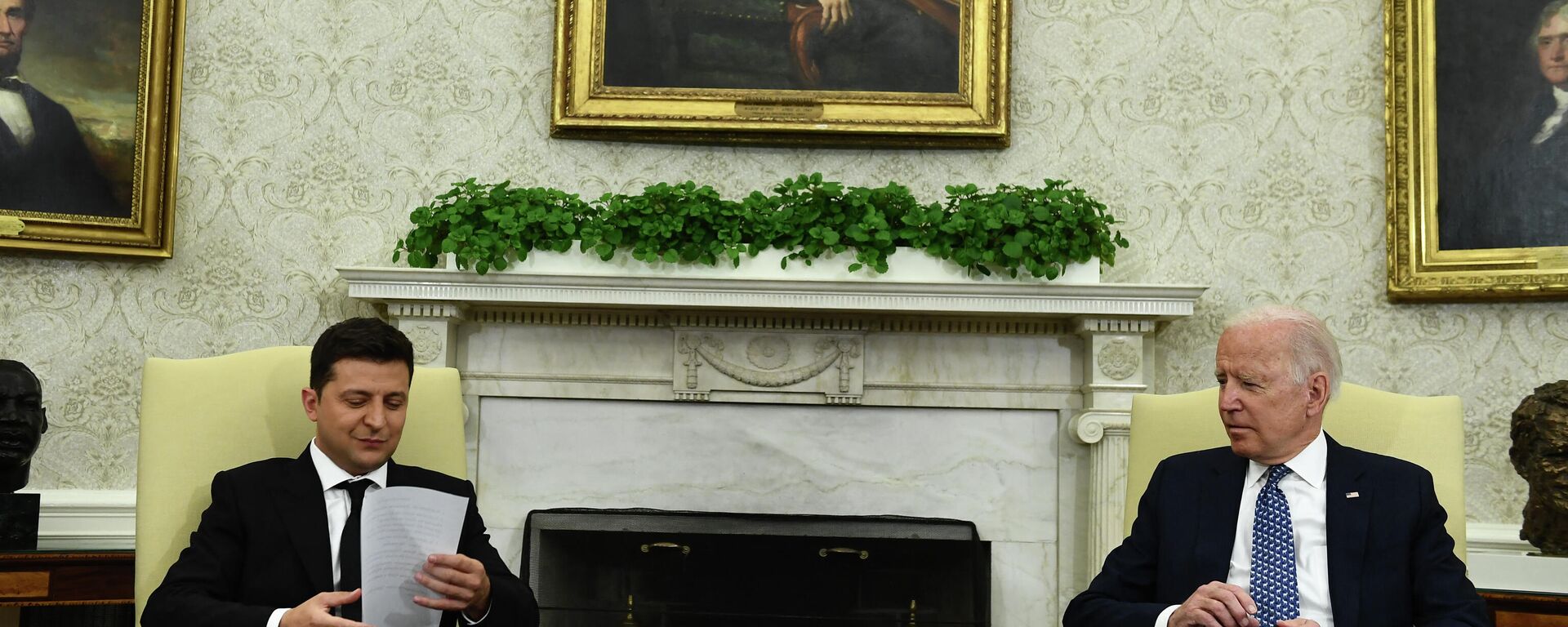 US President Joe Biden(R) meets with Ukraine's President Volodymyr Zelensky in the Oval Office of the White House, on September 1, 2021, in Washington, DC. - Sputnik International, 1920, 30.08.2023