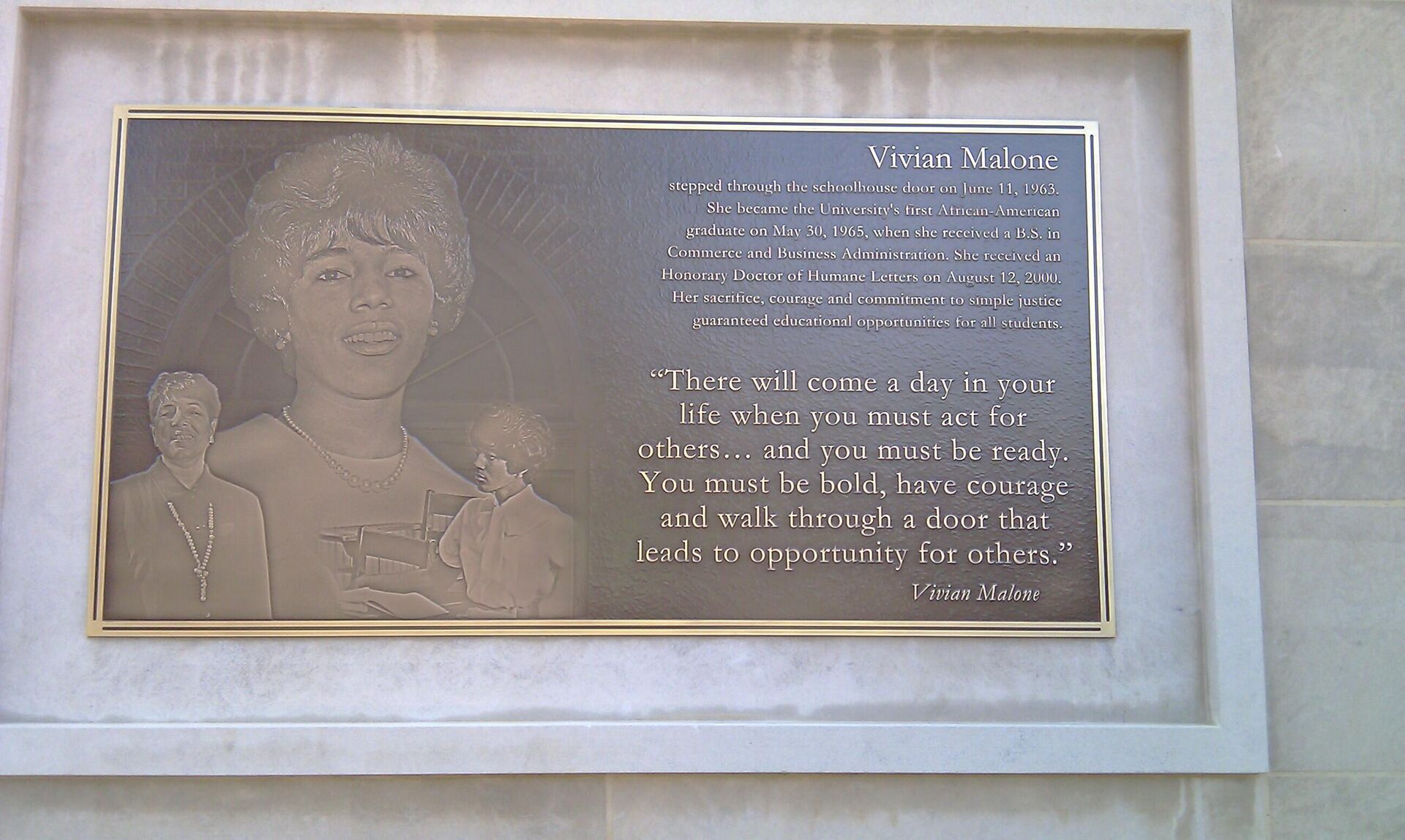 Plaque commemorating Vivian Malone Wallace on the east face of the Autherine Lucy Clock Tower in Malone Hood Plaza on the campus of the University of Alabama in Tuscaloosa, Alabama. - Sputnik International, 1920, 13.02.2022