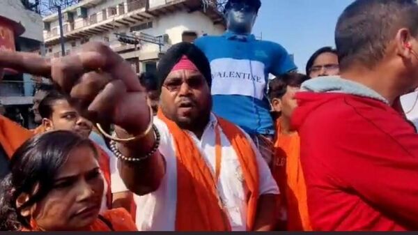 Hindu rights activists protesting Valentine's Day in Agra.  - Sputnik International