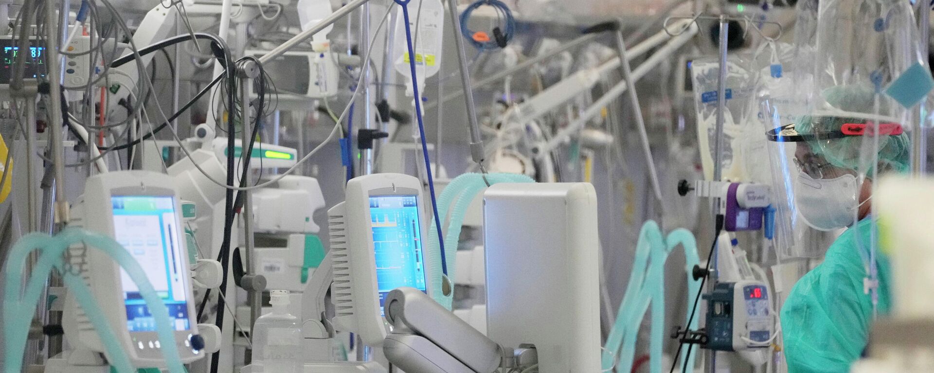 Medics care for COVID-19 patients connected to ventilators at the hospital of the Ministry of Interior and Administration in Warsaw, Poland, on Wednesday, Jan. 19, 2022 - Sputnik International, 1920, 14.03.2023