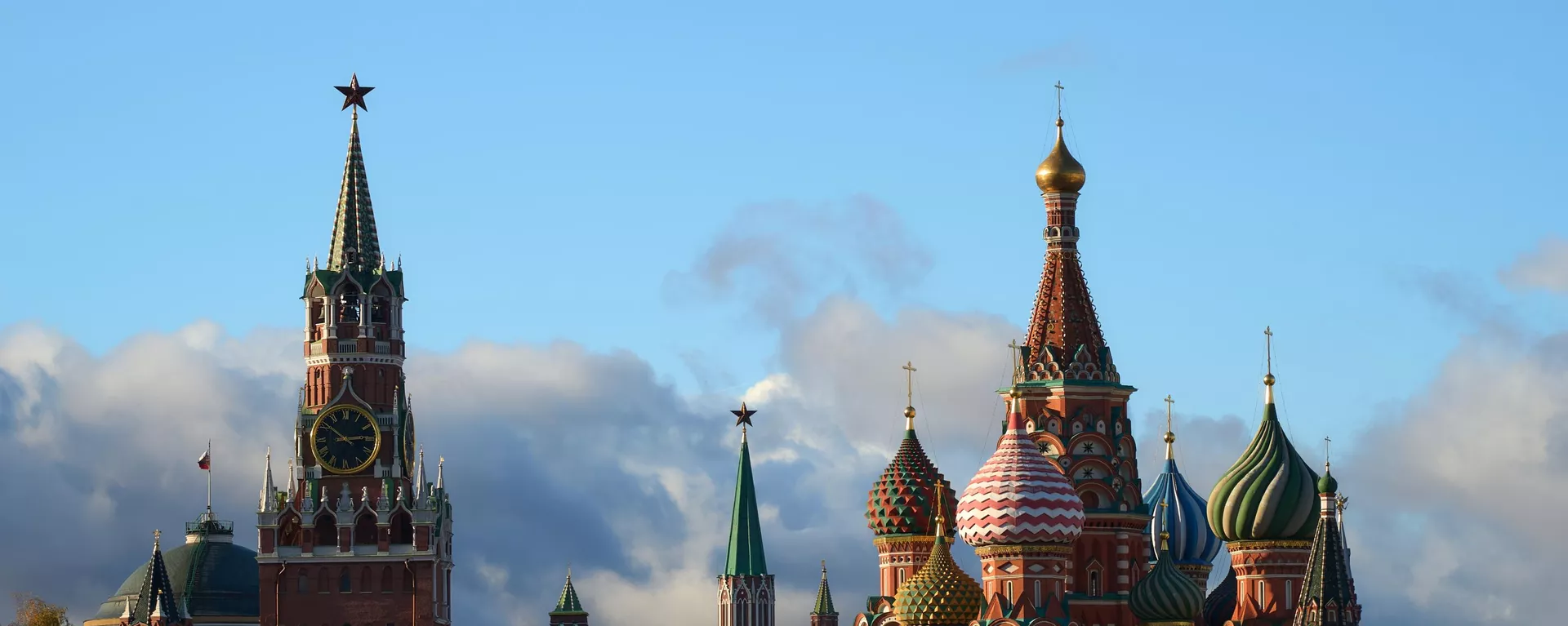 A general view shows the St. Basil's Cathedral and the Kremlin's Spasskaya Tower on a sunny autumn day, in Moscow, Russia - Sputnik International, 1920, 25.12.2024