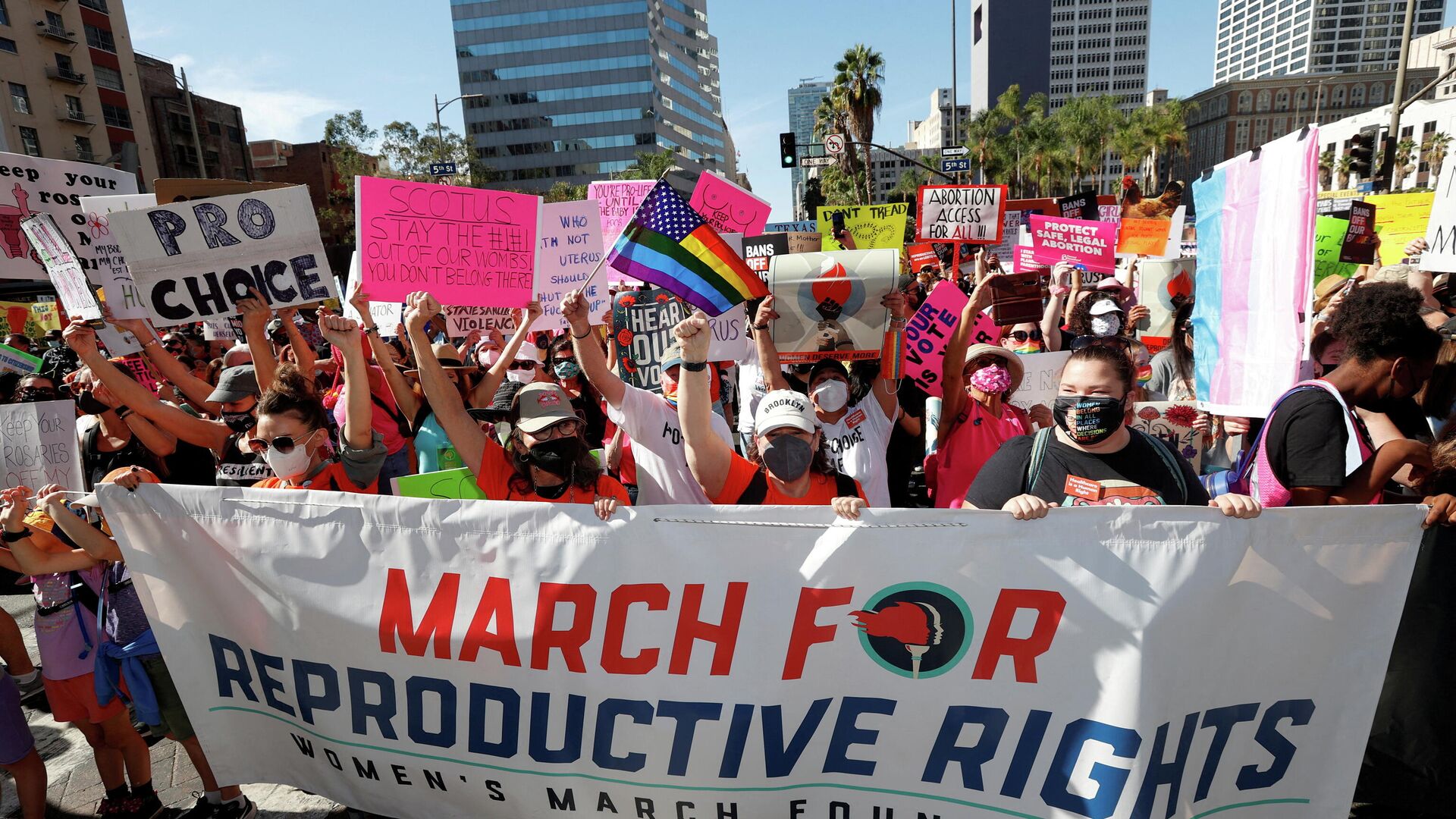 Supporters of reproductive choice take part in the nationwide Women's March, held after Texas rolled out a near-total ban on abortion procedures and access to abortion-inducing medications, in Los Angeles, California, October 2, 2021 - Sputnik International, 1920, 14.02.2022